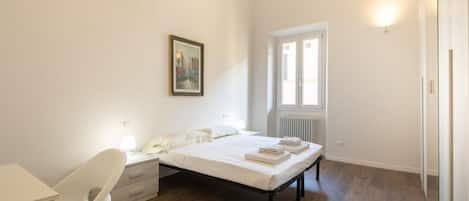 3 habitaciones, escritorio, tabla de planchar con plancha y wifi