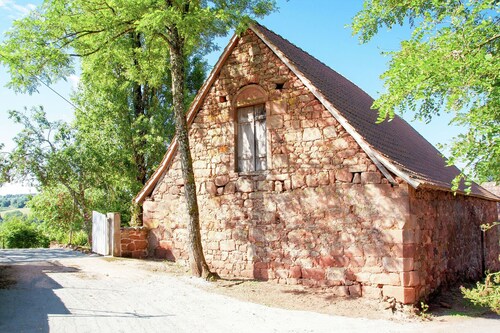 Beautiful holiday home with pool in Teillots