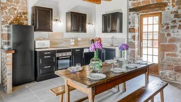 Jääkaappi, mikroaaltouuni, uuni, liesi