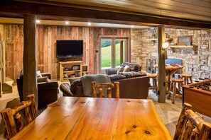 TV, fireplace, DVD player, table football - Scenic Solitude Awaits at Mountain Ridge Retreat (Fairhope)