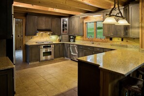 Fridge, microwave, oven, stovetop - Scenic Solitude Awaits at Mountain Ridge Retreat (Fairhope)