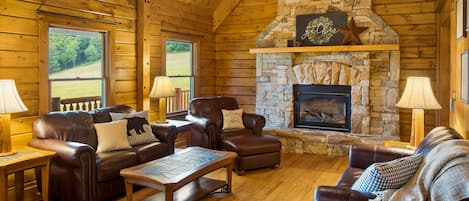 Televisión, chimenea, reproductor de DVD y futbolito