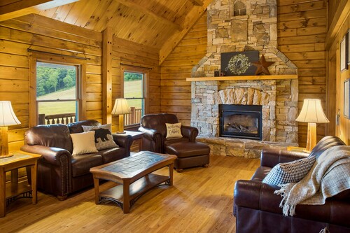 Scenic Solitude Awaits at Mountain Ridge Retreat