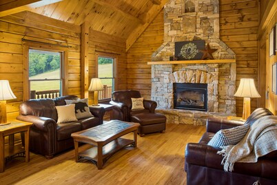 Scenic Solitude Awaits at Mountain Ridge Retreat