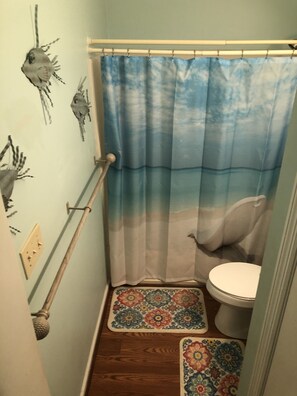 Duschwanne, Haartrockner, Handtücher, Seife