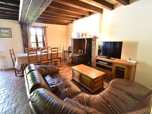 Fernseher, DVD-Player, Tischtennisplatte