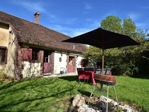 Outdoor dining - Holiday home with private garden on a farm (Saint Maurice sur Aveyron)