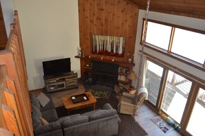 Fernseher, Kamin, DVD-Player, Bücher