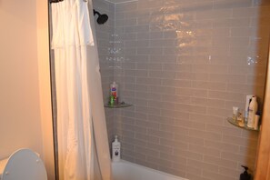 Ensemble douche/baignoire, serviettes fournies, savon, papier toilette