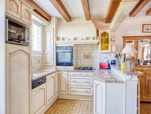 Fridge, dishwasher, coffee/tea maker, high chair