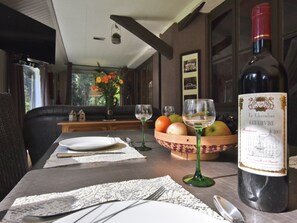 Dining - Holiday Home in Vitz-Sur-Authie Garden View (Le Ponchel)