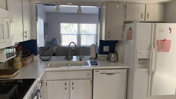 冰箱、微波炉、烤箱、炉灶