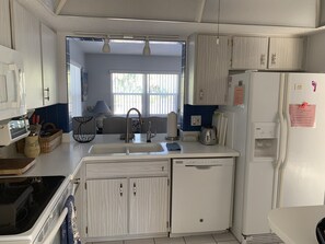 ثلاجة، ميكروويف، فرن، موقد طهي مسطح