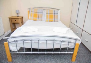 2 soverom, skrivebord og strykejern/-brett