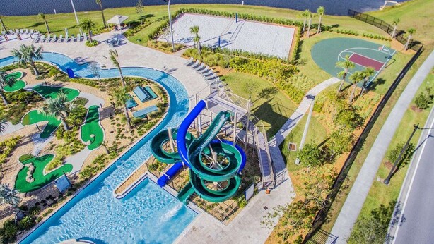 Un parc aquatique doté de nombreux toboggans et de plusieurs piscines, entouré d’un sentier pédestre et d’un terrain de basketball.