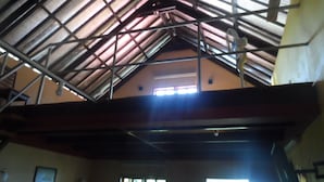 Eine hohe Decke mit Metallbalken und einem Oberlicht.
