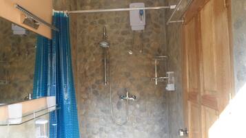 Douche, bidet, serviettes fournies, savon
