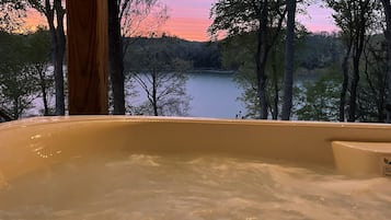 Bañera de hidromasaje al aire libre