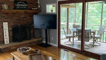 Smart TV, caminetto, videogiochi, tavolo da calcetto
