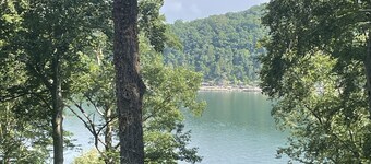 Lake Bluff Paradise on Lake Cumberland. Game room and seasonal hot tub!