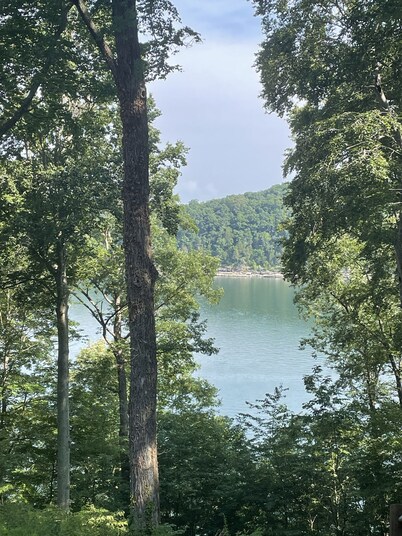 Lake Bluff Paradise on Lake Cumberland. Game room and seasonal hot tub!