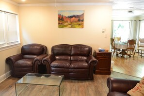 Smart TV, fireplace - Tranquility, Civil war park walk, seasonal pool, and sauna (Fredericksburg)