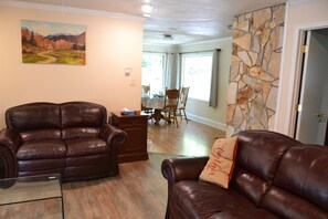 Smart TV, fireplace - Tranquility, Civil war park walk, seasonal pool, and sauna (Fredericksburg)