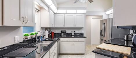 冷蔵庫、電子レンジ、オーブン、コンロ