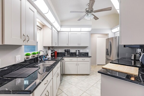 Fridge, microwave, oven, stovetop - 8 min to Beach ★ 5TV★Ice Hockey★ BBQ★ Bikes★Baby Gear ★Table Tennis ★Beach Gear (Venice)