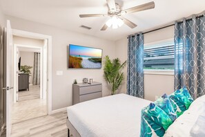 3 bedrooms, desk, iron/ironing board, travel cot - 8 min to Beach ★ 5TV★Ice Hockey★ BBQ★ Bikes★Baby Gear ★Table Tennis ★Beach Gear (Venice)