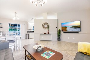 Smart TV, ping pong, books - 8 min to Beach ★ 5TV★Ice Hockey★ BBQ★ Bikes★Baby Gear ★Table Tennis ★Beach Gear (Venice)