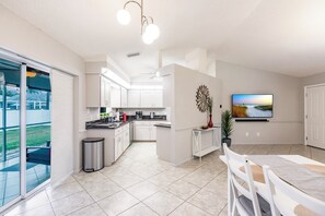 Fridge, microwave, oven, stovetop - 8 min to Beach ★ 5TV★Ice Hockey★ BBQ★ Bikes★Baby Gear ★Table Tennis ★Beach Gear (Venice)