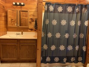 Ensemble douche/baignoire, sèche-cheveux, serviettes fournies, savon
