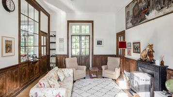 Cheminée, lecteur de DVD, table de tennis de table, livres