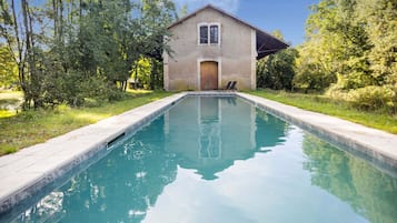 Piscine chauffée, chaises longues
