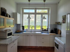 冷蔵庫、電子レンジ、オーブン、コンロ