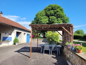 Outdoor dining - Holiday Home in Limousin near Forest (La Veytisou)