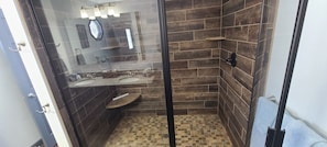 Duschwanne, Haartrockner, Handtücher, Toilettenpapier