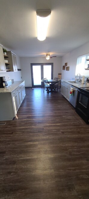 Fridge, microwave, oven, stovetop - Towne and Out of Westfield - 5 min from Grand Park - 20 Min from Downtown Indy! (Westfield)