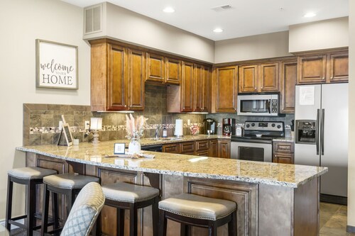 HUGE LUXURY Condo with Pool! Elevator! Fun! Rec PLEX!12 Min To SDC & TB RK LAKE!