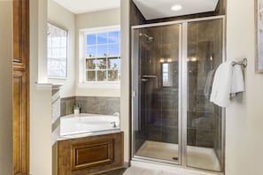 Shower, jetted tub, hair dryer, towels - Spacious Branson Condo w/Pool, Elevator & Great Location Near All Attractions! (Branson)