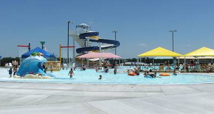 HUGE LUXURY Condo with Pool! Elevator! Fun! Rec PLEX!12 Min To SDC & TB RK LAKE!