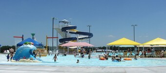 HUGE LUXURY Condo with Pool! Elevator! Fun! Rec PLEX!12 Min To SDC & TB RK LAKE!