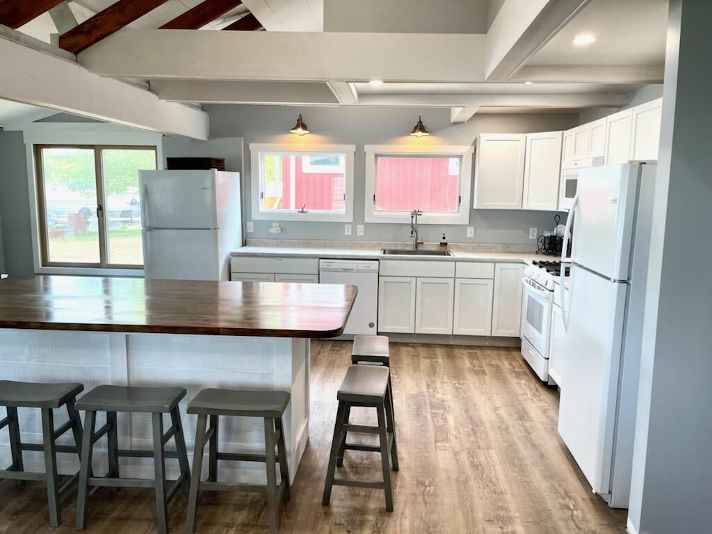 Jääkaappi, mikroaaltouuni, uuni, liesi