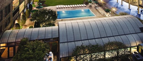 Inomhuspool och utomhuspool