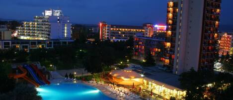 Una piscina al aire libre