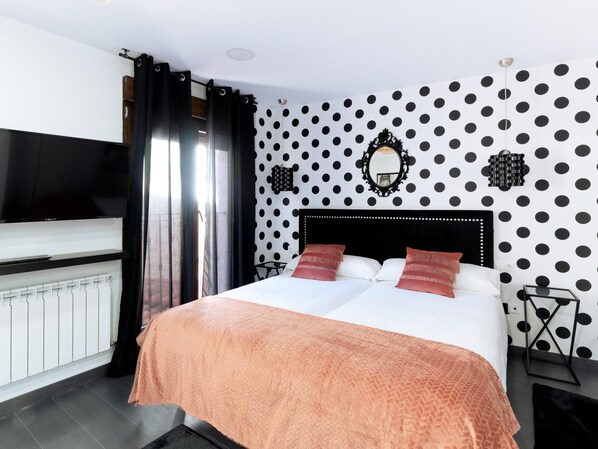 Tabla de planchar con plancha, internet y ropa de cama 