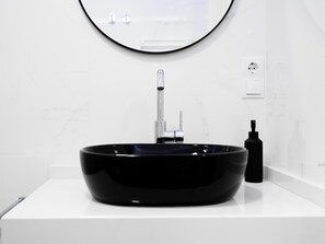 Regadera, secadora de cabello, toallas 