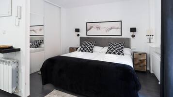 Tabla de planchar con plancha, Internet, ropa de cama