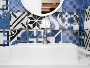 Ducha, secador de pelo y toallas